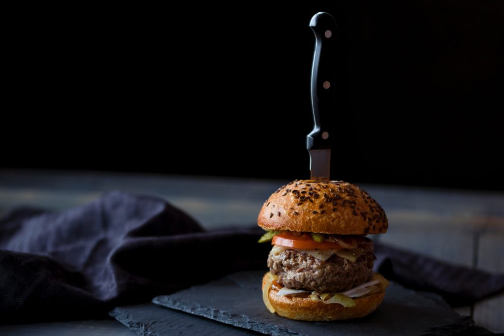 carne-negro-cuchillo-hamburguesa-cebolla-potatoe-wedges-restaurante-almeria-bar-hamburgueseria