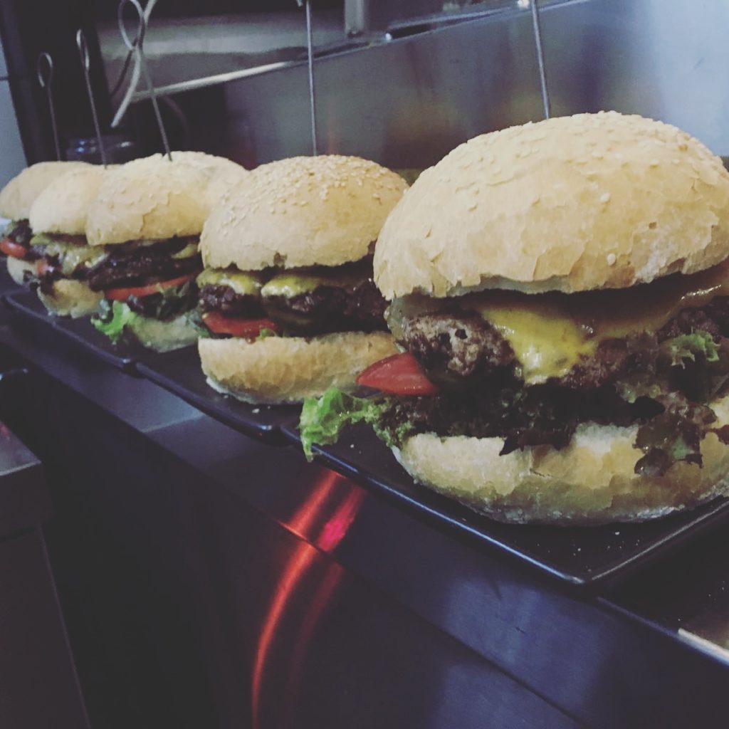 Hamburguesería Milestone línea de hamburguesas Cheeseburger