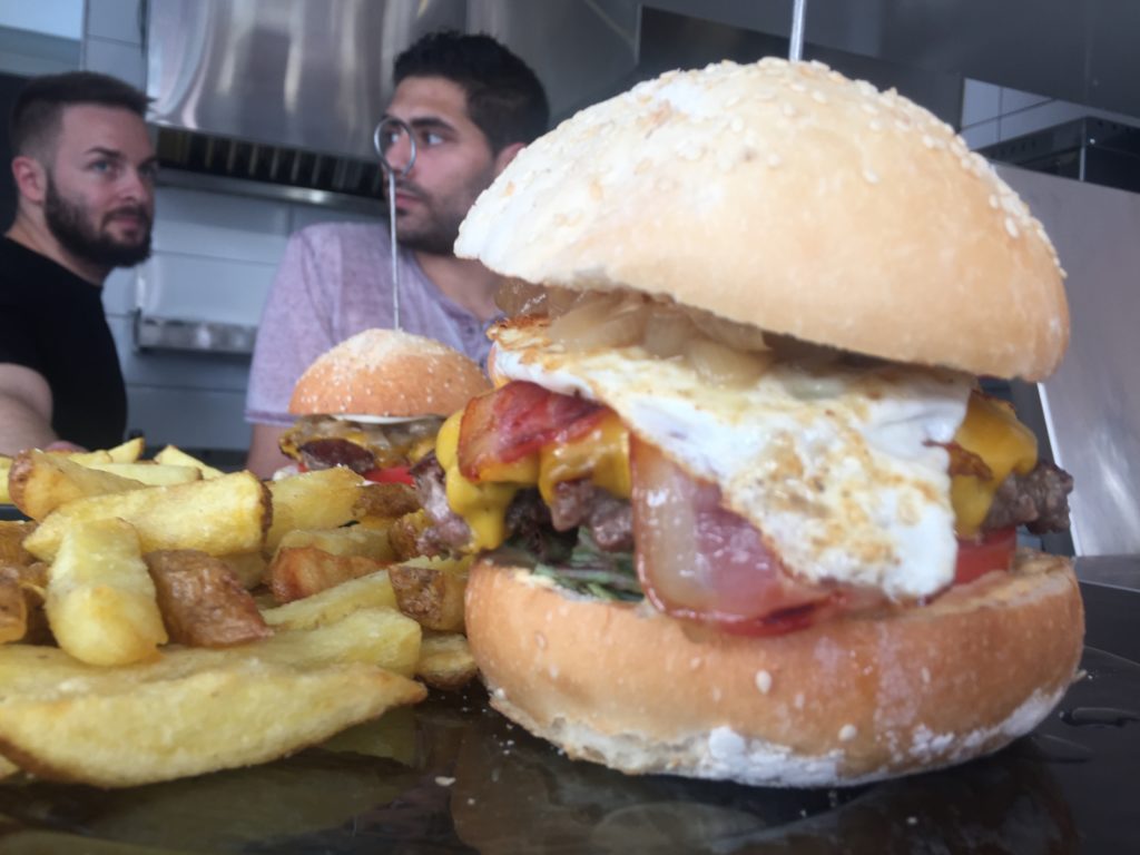 Hamburguesería Milestone cocina Eggcelent con patatas fritas