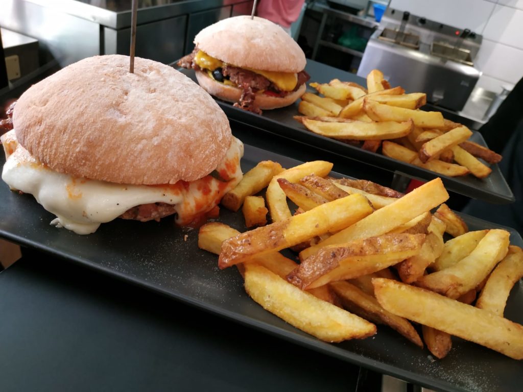 Hamburguesería Milestone Triple Cheese Bacon y Napoles